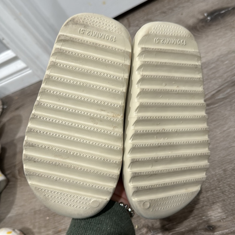 Toddler basic slippers - Picture 3 of 3